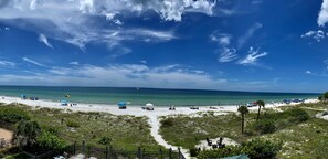 Plage, chaises longues, serviettes de plage