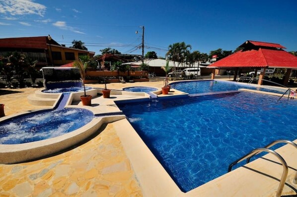 Outdoor pool - Small romantic getaway to remind people why they fell in love (Jaco)