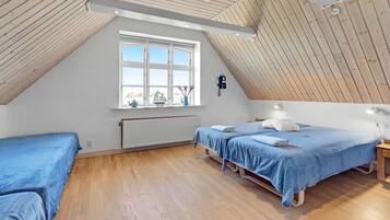 Travel crib, free WiFi