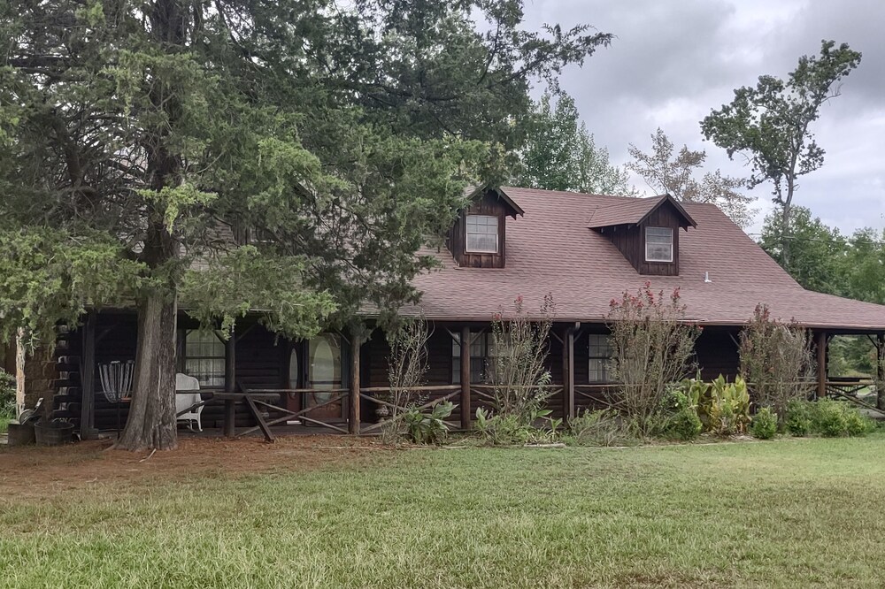 Log cabin East Texas near Barnwell and Lake of the Pines
