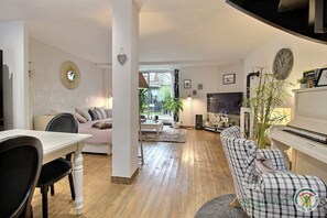 Télévision, lecteur de DVD, livres, chaîne hi-fi