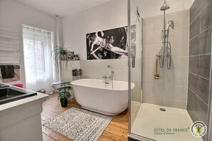 Bathtub, hair dryer, towels - La Pastelle - PLENEUF VAL ANDRE (PLENEUF VAL ANDRE)