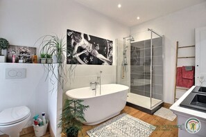 Kylpyamme, hiustenkuivaaja, pyyhkeet