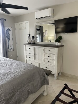 2 chambres, fer et planche à repasser, lit de bébé portatif