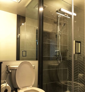 Ensemble baignoire-douche, bidet