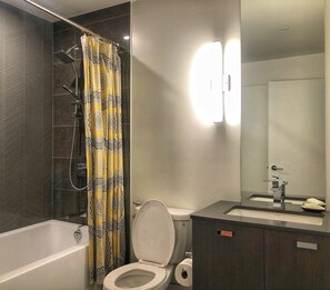 Ensemble douche/baignoire, bidet