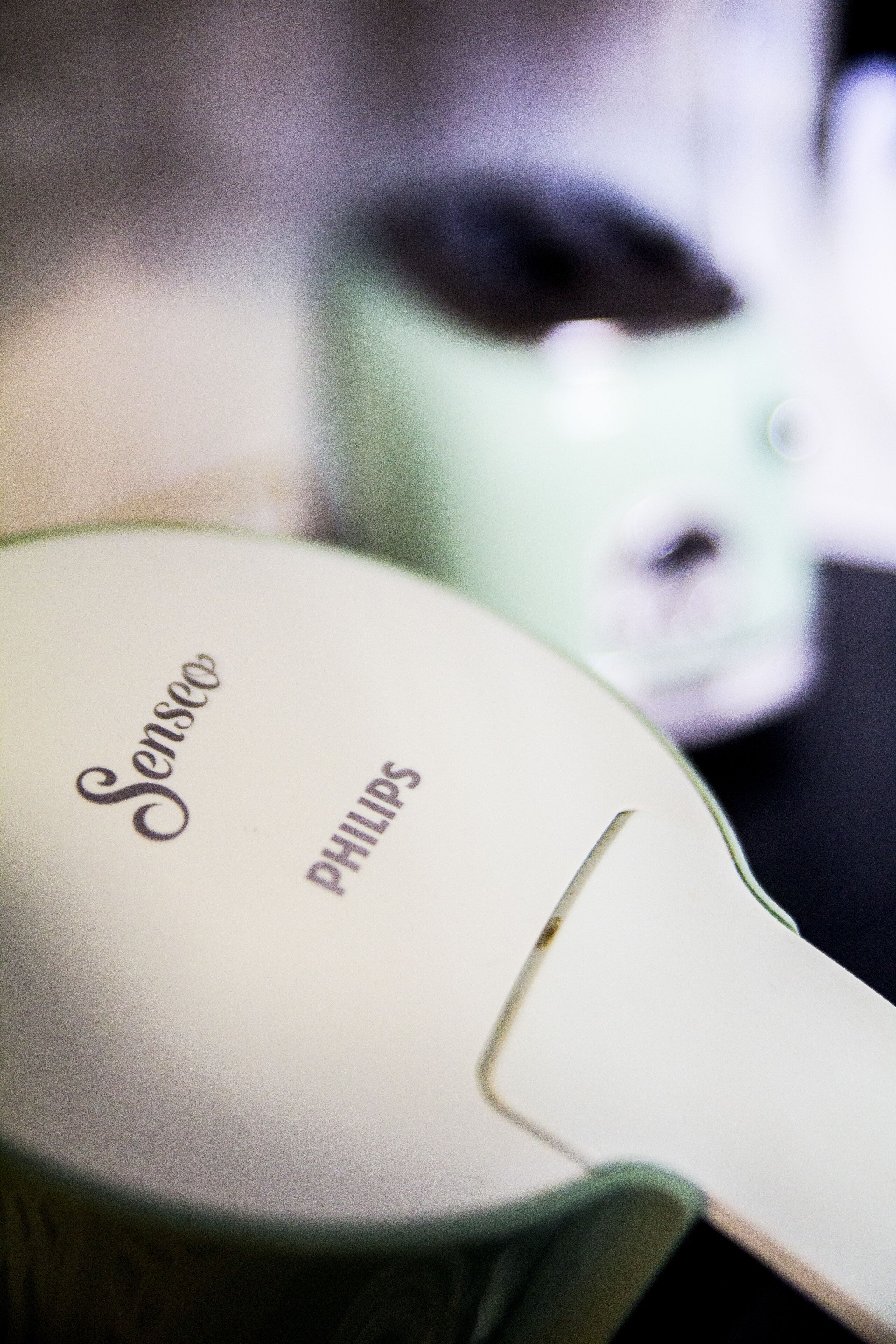 Primer plano de una tetera eléctrica Philips Senseo, con el nombre de la marca a la vista.