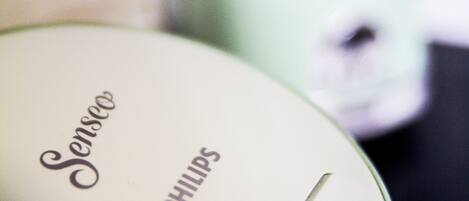 Primer plano de una tetera eléctrica Philips Senseo, con el nombre de la marca a la vista.