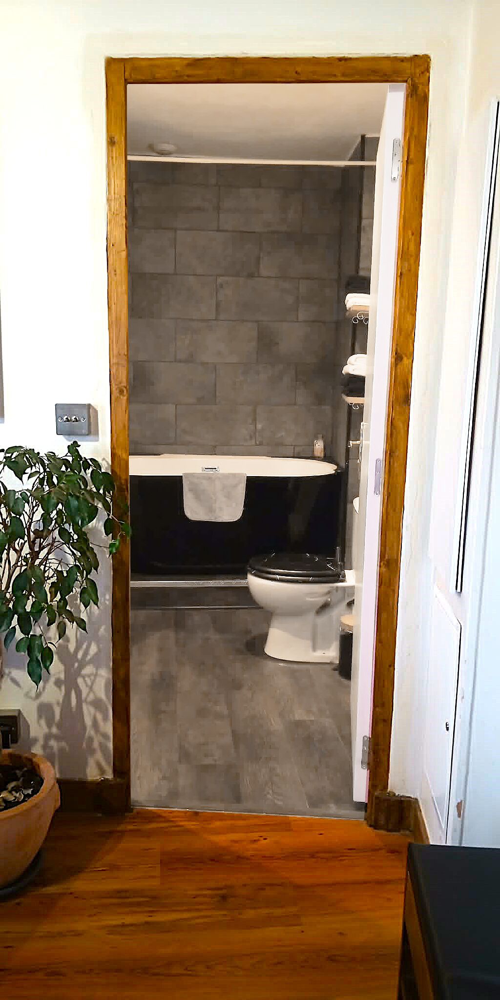 Baignoire, sèche-cheveux, serviettes fournies, papier toilette