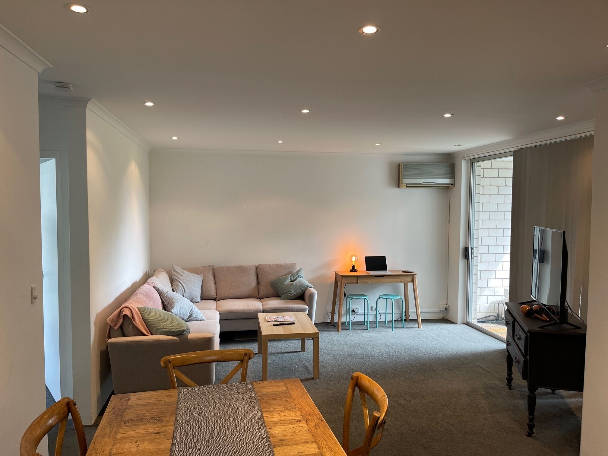 Beachside apartment, footsteps to the iconic Dee-Why beach.