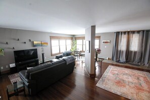 TV, caminetto, studio