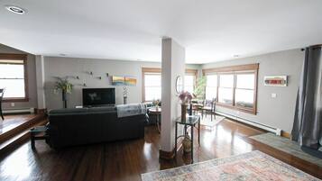 Télévision, cheminée, espaces bureaux