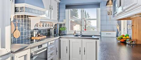 冷蔵庫、オーブン、コンロ、食器洗い機