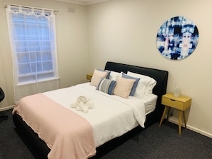 2 Schlafzimmer, Schreibtisch, Bügeleisen/Bügelbrett, Reisekinderbett