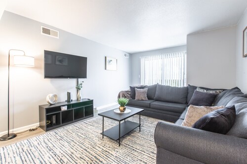 MTR Private Apartment | 10min Downtown | Renovated | WiFi | Clean!