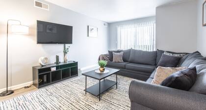 MTR Private Apartment | 10min Downtown | Renovated | WiFi | Clean!