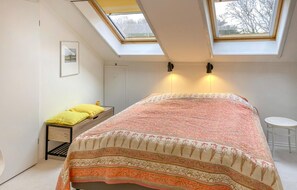 2 bedrooms, iron/ironing board, free WiFi