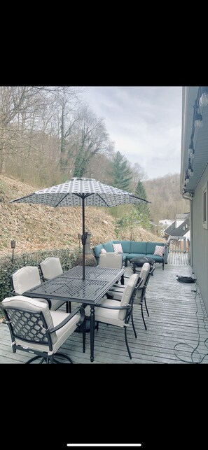 Outdoor dining - Charming private home with hot tub and patio (Charleston)