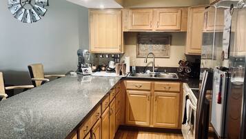 Réfrigérateur, micro-ondes, four, plaque de cuisson