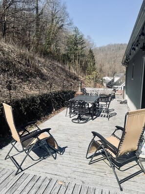 Outdoor dining - Charming private home with hot tub and patio (Charleston)