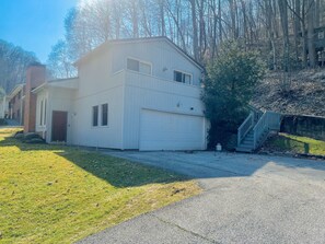 Exterior - Charming private home with hot tub and patio (Charleston)