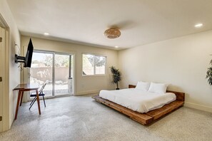 16 Schlafzimmer, Schreibtisch, Bügeleisen/Bügelbrett, Reisekinderbett