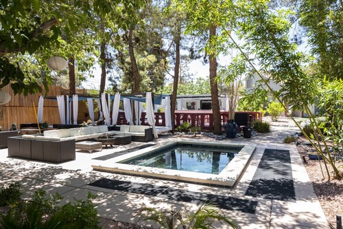 Your Own Resort Close to the Strip