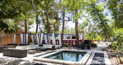 Your Own Resort Close to the Strip