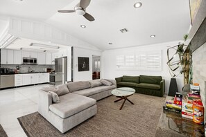 Televisión, chimenea, tenis de mesa y oficina 