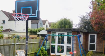 Clean & Cosy 3 Bed House with Free Pvt Parking