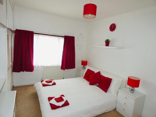 Clean & Cosy 3 Bed House with Free Pvt Parking