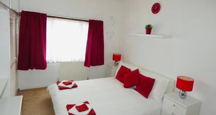 Clean & Cosy 3 Bed House with Free Pvt Parking