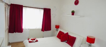 Clean & Cosy 3 Bed House with Free Pvt Parking