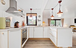 Kylskåp, mikrovågsugn, spishäll och kaffe- och tebryggare