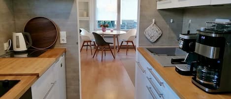 Kjøleskap, mikrobølgeovn, ovn og kokeplater