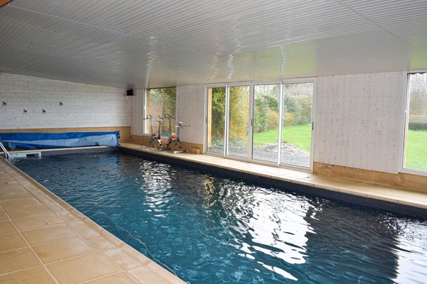 Una piscina cubierta