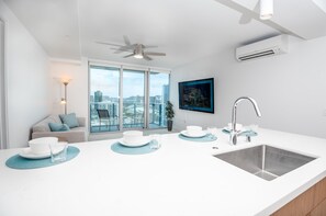 Interior - Upscale 2 bedroom with parking in Ala Moana (Honolulu)