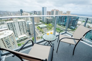 Property grounds - Upscale 2 bedroom with parking in Ala Moana (Honolulu)