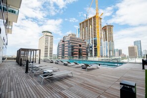 Pool - Upscale 2 bedroom with parking in Ala Moana (Honolulu)