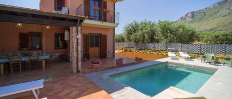 حمّام سباحة مُدفَّأ