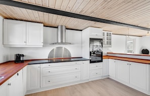 Réfrigérateur, micro-ondes, plaque de cuisson, lave-vaisselle