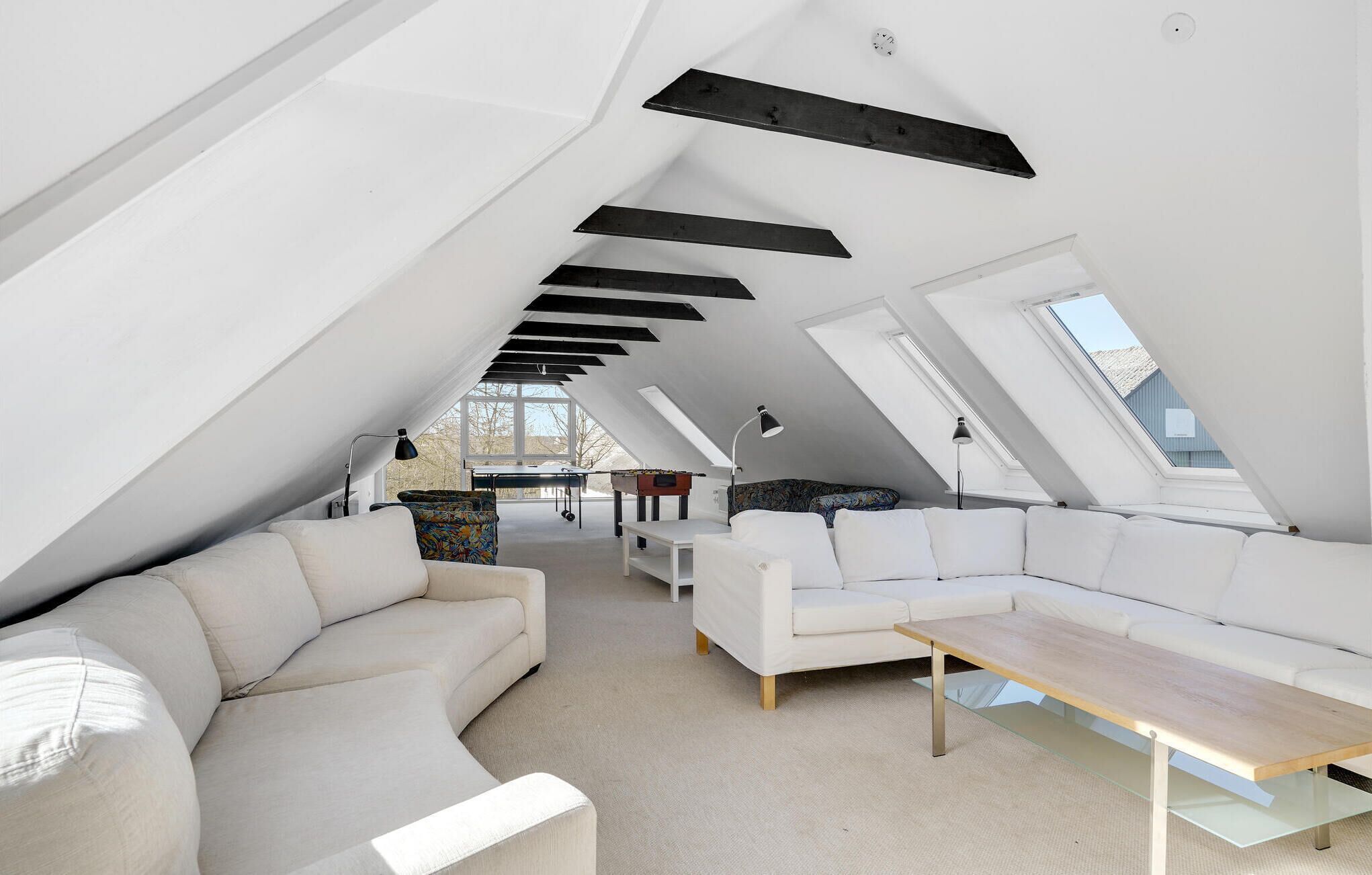 Televisor intel·ligent, futbolí i taula de tennis de taula 