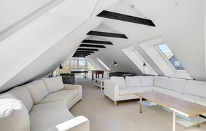 Smart-TV, Tischfußball, Tischtennisplatte