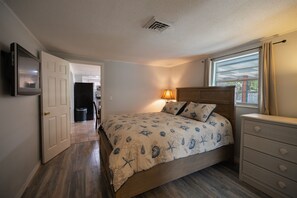 3 bedrooms, desk, iron/ironing board, free WiFi