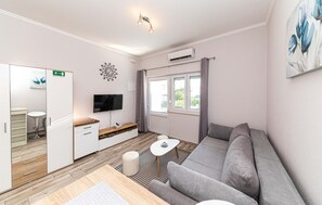 Smart TV - Nice apartment in Kastel Luksic with WiFi (Kastel Luksic)