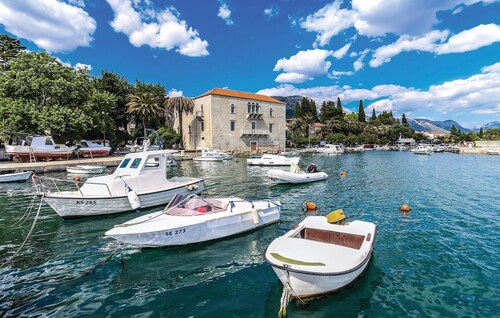 Nice apartment in Kastel Luksic with WiFi