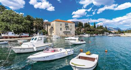 Nice apartment in Kastel Luksic with WiFi