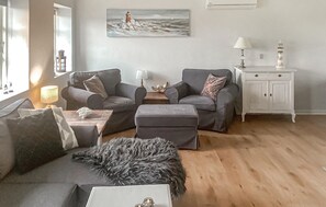 TV, fireplace - Amazing home in Højer with WiFi (Højer)