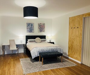 1 Schlafzimmer, Zimmersafe, Schreibtisch, Bügeleisen/Bügelbrett