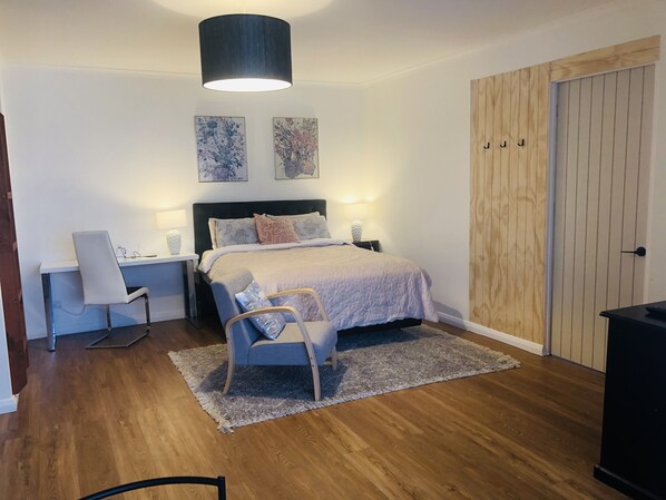 1 Schlafzimmer, Zimmersafe, Schreibtisch, Bügeleisen/Bügelbrett